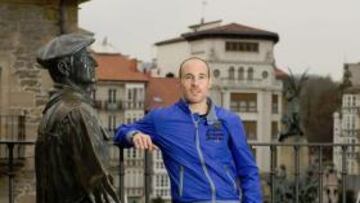 <b>SIGUE VIVIENDO EN SU CIUDAD, VITORIA</b> Gaizka Toquero (en la imagen, junto a la estatua de Celedón) mantiene su residencia en Vitoria. Sólo cuando nieva se queda a dormir en Amurrio, de donde es su padre. Habrá quien diga que claro, dónde va a residir el lehendakari si no es en la ciudad del Gobierno Vasco. Es del Alavés, pero ya se ha hecho muy del Athletic.