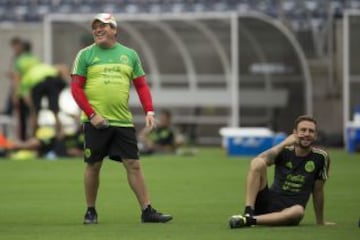 'El Piojo' llegó al Tricolor para conseguir el boleto a Brasil 2014 mediante el repechaje. Logró el objetivo y se mantuvo hasta 2015, donde después de la Copa Oro fue cesado debido a un escándalo con un periodista deportivo. En total dirigió 36 partidos, ganó 18, empató 11 y perdió siete, lo que da una efectividad del 60.19%.