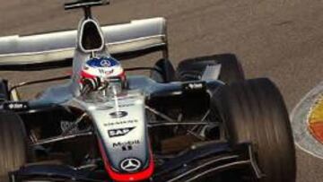 <b>DOMINIO DE LAS 'FLECHAS DE PLATA'.</b> Por tercer día consecutivo la escudería británica McLaren ha dominado los entrenamientos libre en el Ricardo Tormo de Cheste (Valencia). El Finlandés Kimi Räikkönen ha sido el más rápido, mientras que su compañero, el austriaco Alex Wurz, ha logrado el segundo tiempo.