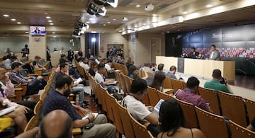 El jugador brasileño ha sido presentado en el estadio Santiago Bernabéu de la mano del presidente Florentino Pérez y acompañado de su familia. En la foto con Ronaldo Nazario. 
