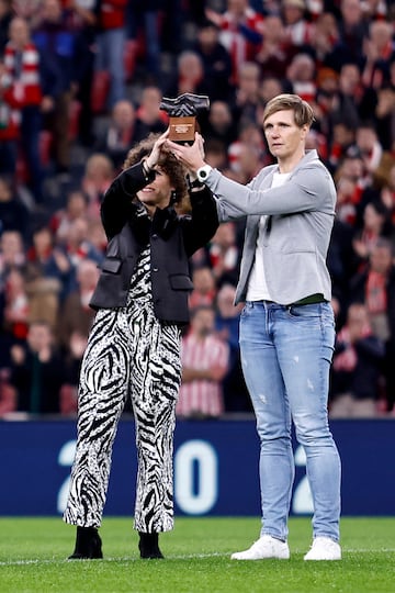 Homenaje en San Mamés. La futbolista Maria Gstöttner, leyenda austríaca del SV Neulengbach, recibe el trofeo 'One club Man' de manos de Eli Ibarra, jugadora con más partidos en el Athletic femenino, 413.