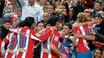 <b>ARROPADO. </b>El Atlético se juega la Champions y los jugadores del Atlético quieren celebrar goles con sus aficionados.