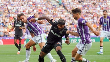 VALLADOLID, 28/08/2024.- El defensa francés del Leganés, Valentin Rosier (c), protege un balón durante el partido de LaLiga entre Real Valladolid y Leganés, este miércoles en el estadio José Zorrilla. EFE/R. GARCIA