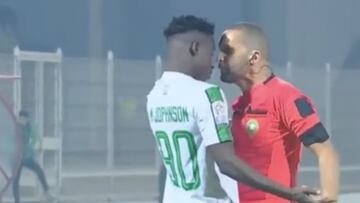 El colegiado muestra una amarilla a Johnson y termina a golpes con él.