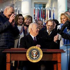 Biden firma proyecto de ley para proteger el matrimonio entre personas del mismo sexo