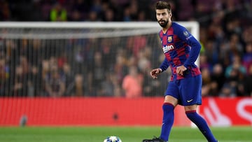 BARCELONA, SPAIN - NOVEMBER 05: Gerard Pique of FC Barcelona passes the ball during the UEFA Champions League group F match between FC Barcelona and Slavia Praha at Camp Nou on November 05, 2019 in Barcelona, Spain. (Photo by Alex Caparros/Getty Images)