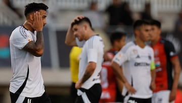 Futbol, Deportes Limache vs Colo Colo.
Fecha 10, Liga de Primera 2025.
El jugador de Colo Colo Marcos Bolados, izquierda, se lamenta tras perder contra Deportes Limache un partido de primera division realizado en el estadio Bicentenario Lucio Farina de Quillota, Chile.
02/05/2025
Andres Pina/Photosport
Football, Deportes Limache vs Colo Colo.
10th turn, 2025 First Division League.
Colo Colo’s player Marcos Bolados, left, reacts after losing against Deportes Limache a first division match at the Bicentenario Lucio Farina stadium in Quillota, Chile.
02/05/2025
Andres Pina/Photosport