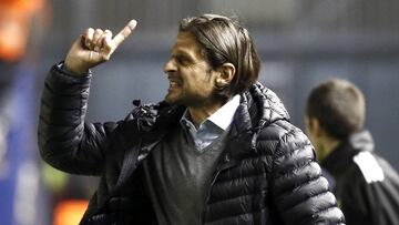 El entrenador de Osasuna, el serbio Petar Vasiljevic, da instrucciones a sus jugadores en partido ante el Eibar.
