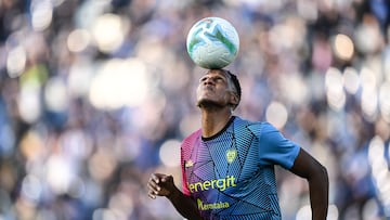 Yerry Mina of Cagliari Calcio FC warms up before the Italian Serie A football match between Calcio Como and Cagliari Calcio in Como, Italy, on November 8, 2025, at the Giuseppe Senigallia stadium (Photo by Tiziano Ballabio/NurPhoto via Getty Images).