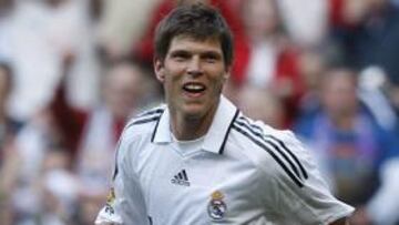 Tras la ruptura de las negociaciones con el Stuttgart, Huntelaar apunta ya claramente a la Premier, aunque a ultima hora también podría entrar el Milán en la operación. Los equipos más interesados en el holandés son ingleses, y al delantero le agrada ir a la liga inglesa. Precisamente por eso rechazó al equipo alemán.