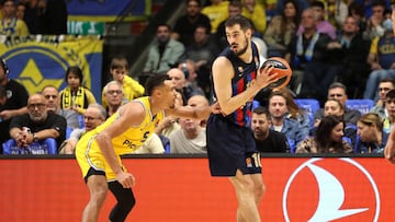 TEL AVIV, ISRAEL - NOVEMBER 10: Nikola Kalinic, #10 of FC Barcelona in action during the 2022/2023 Turkish Airlines EuroLeague Regular Season Round 7 match between Maccabi Playtika Tel Aviv and FC Barcelona at Menora Mivtachim Arena on November 10, 2022 in Tel Aviv, Israel. (Photo by Seffi Magriso/Euroleague Basketball via Getty Images)