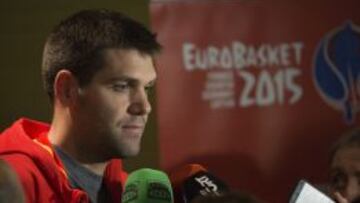 Felipe Reyes, atendiendo a la prensa en Lille.