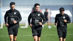 Juande, junto a los canteranos Andr&eacute;s y Ben&iacute;tez en el Anexo.