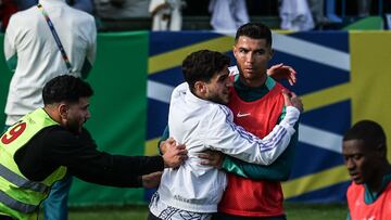 Guetersloh (Germany), 14/06/2024.- A fan hugs Portugal national soccer team player Cristiano Ronaldo after invading the pitch during a training session open to the public at Heidewaldstadion in Guetersloh, Germany, 14 June 2024. The Portuguese national soccer team is based in Marienfeld, Harsewinkel during the UEFA EURO 2024. (Alemania) EFE/EPA/MIGUEL A. LOPES
