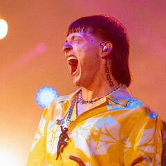 El cantante mexicano Peso Pluma impresiona con habilidades en el básquetbol