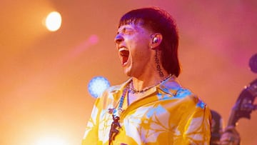 El cantante mexicano Peso Pluma impresiona con habilidades en el básquetbol