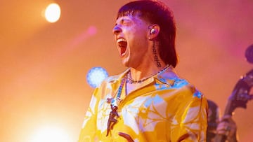 Conoce la dentadura de diamantes con valor de 58 mil dólares que estrenó Peso Pluma