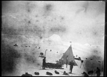 El 14 de diciembre de 1911, Roald Amundsen y su expedición, a 23 grados bajo cero, se convertían en los primeros en conquistar el Polo Sur.