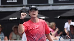 El tenista japonés Taro Daniel celebra un punto durante su partido ante Ben Shelton en las semifinales del torneo de Auckland.