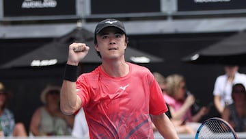 El tenista japonés Taro Daniel celebra un punto durante su partido ante Ben Shelton en las semifinales del torneo de Auckland.