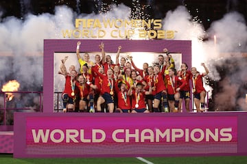 Las jugadoras españolas celebran en el podio el primer Mundial para el equipo femenino español. 