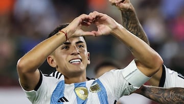 AMDEP6368. CARACAS (VENEZUELA), 05/02/2024.- Thiago Almada de Argentina celebra un gol ante Venezuela hoy, en un partido del Torneo Preolímpico Sudamericano Sub-23 en el estadio Nacional Brígido Iriarte en Caracas (Venezuela). EFE/ Miguel Gutiérrez
