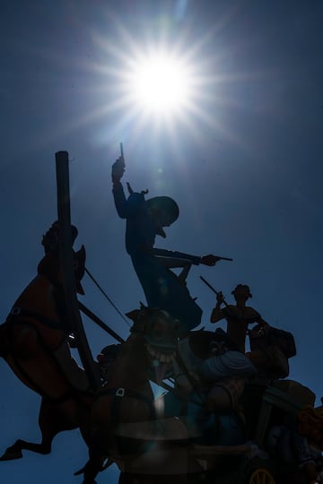 Una de las fallas antes de la plantà. La noche del 15 al 16 de marzo se realiza la ‘plantà’ y los falleros se reúnen para trabajar durante toda la noche con el fin de que el monumento esté terminado a primera hora de la mañana del día 16. Sin embargo, si el monumento es muy grande, la plantá puede empezar con una semana o más días de antelación. 