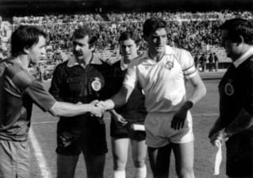 Jugó con el Real Madrid la temporada 1981-82. Defendió la camiseta del Celta durante dos temporadas desde 1988 hasta 1990.