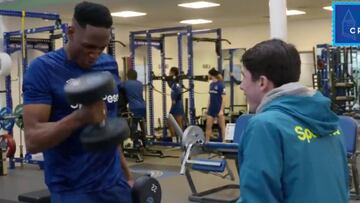 Yerry Mina da tour a un fanático especial