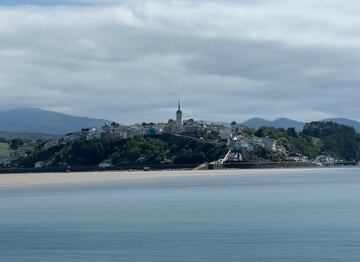 El pueblo que pr¨¢cticamente separa Asturias de Galicia se sit¨²a en un promontorio escalonado ba?ado por la r¨ªa del Eo. Es una de las zonas con mayor historia, tambi¨¦n marcada por su tradici¨®n pesquera en la que destacan sus famosas ostras.
