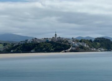 El pueblo que prácticamente separa Asturias de Galicia se sitúa en un promontorio escalonado bañado por la ría del Eo. Es una de las zonas con mayor historia, también marcada por su tradición pesquera en la que destacan sus famosas ostras.