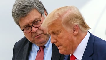 (ARCHIVOS) En esta foto de archivo tomada el 1 de septiembre de 2020, el presidente de los Estados Unidos, Donald Trump (R), y el fiscal general de los Estados Unidos, William Barr, bajan del Air Force One al llegar a la Base de la Fuerza A&eacute;rea Andrews en Maryland.