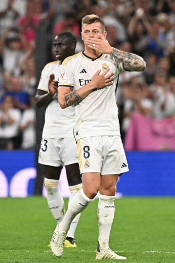 El homenaje en el minuto 86. Ancelotti retira a Toni Kroos del campo y el Bernab¨¦u, en pie, rinde honores al jugador alem¨¢n.