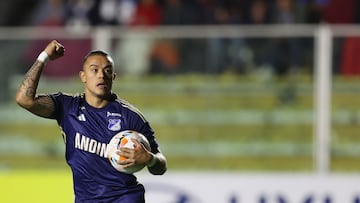 AMDEP9894. LA PAZ (BOLIVIA), 11/04/2024.- Leonardo Castro de Millonarios celebra un gol de penalti este jueves, en un partido de la fase de grupos de la Copa Libertadores entre Bolívar y Millonarios en el estadio Hernando Siles en La Paz (Bolivia). EFE/ Luis Gandarillas