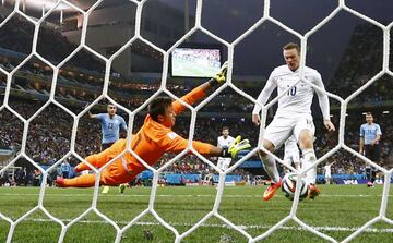 No fue hasta el Mundial de 2014 cuando Rooney marcó su primer gol en la máxima competición de naciones del mundo. Fue el 19 de junio de 2014 en la derrota de Inglaterra por 1-2 frente a Uruguay en el segundo partido de la fase de grupos.