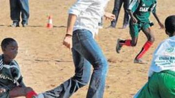 <b>PARTIDILLO CON CHAVALES. </b>Raúl jugó con los niños que pertenecen a la escuela Leubeuss y que ayer llevaban una camiseta conmemorativa de la visita del capitán.