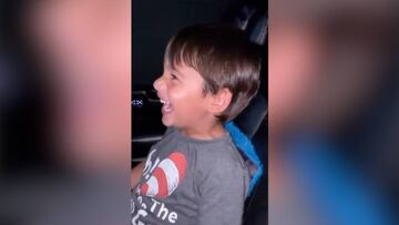 La felicidad de los videojuegos resumida en una escena: un niño jugando a Spider-Man en la PS4