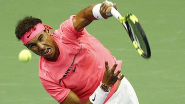 Rafa Nadal realiza un saque ante Leonardo Mayer durante su partido en el US Open 2017.