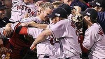 <b>CAMPEONES</b>. Los Red Sox celebran el título de campeones del mundo de la Serie Mundial de béisbol.