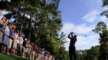 <b>EL MÁS SEGUIDO. </b>Tiger Woods se entrenó ayer en Augusta con esta expectación. Hoy se multiplicará el seguimiento, ya en el primer día de competición.
