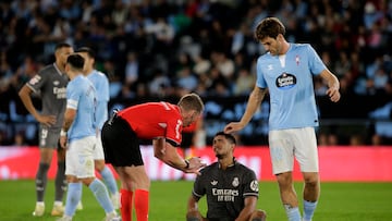 Marcos Alonso, jugador del Celta, observa como el centrocampista inglés Jude Bellingham, del Real Madrid, reclama falta al árbitro Hernández Hernández.