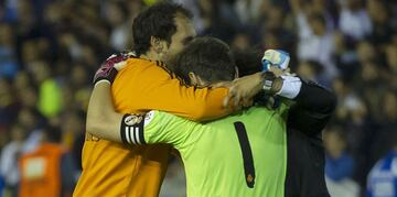 Abrazo con Casillas tras la final de Copa de 2014.