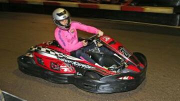 Claudio Bravo y el plantel de Barcelona se divirtieron haciendo karting.