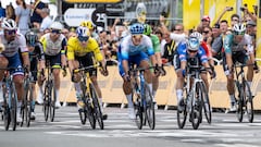 Soenderborg (Denmark), 03/07/2022.- Dutch rider Dylan Groenewegen (C) of Team BikeExchange on his way to win the third stage of Tour de France 2022 cycling race, over 182 km between Vejle and Soenderborg, Denmark, 03 July 2022. (Ciclismo, Dinamarca, Francia) EFE/EPA/Mads Claus Rasmussen DENMARK OUT
