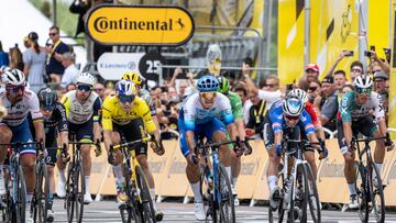 Soenderborg (Denmark), 03/07/2022.- Dutch rider Dylan Groenewegen (C) of Team BikeExchange on his way to win the third stage of Tour de France 2022 cycling race, over 182 km between Vejle and Soenderborg, Denmark, 03 July 2022. (Ciclismo, Dinamarca, Francia) EFE/EPA/Mads Claus Rasmussen DENMARK OUT