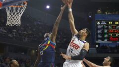 Gustavo Ayon ante la defensa de Thanasis Antetokounmpo