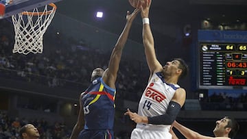 Gustavo Ayon ante la defensa de Thanasis Antetokounmpo