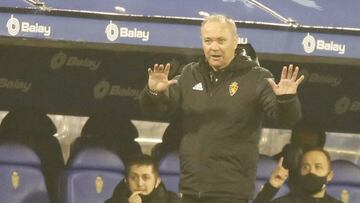 Juan Ignacio Martínez da instrucciones desde el banquillo.