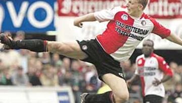 <b>ACROBÁTICO. </b>Dirk Kuijt lleva dos temporadas haciendo goles de todas las facturas.