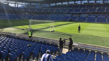 Los jugadores de la Real se ejercitan sobre el césped de Anoeta